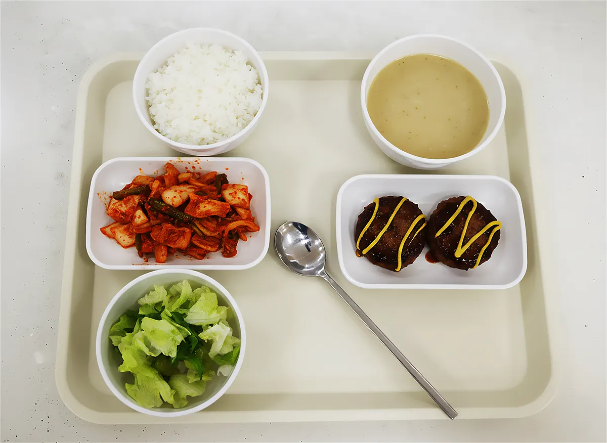 입원병동 영양식단 - 흰쌀밥, 함박스테이크, 양파스프, 양상추 샐러드