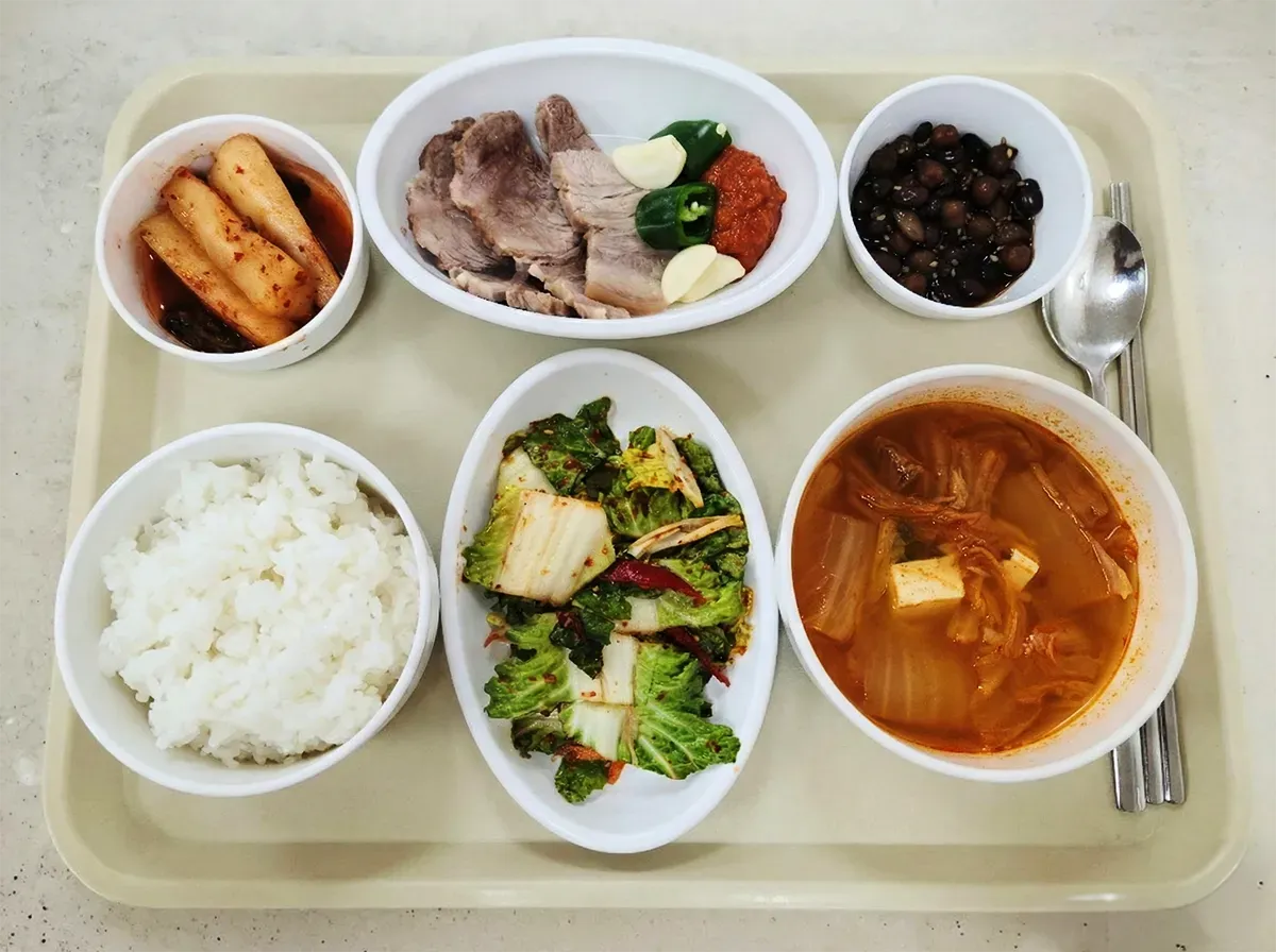 입원병동 영양식단 - 흰쌀밥, 김치찌개, 수육, 배추겉절이