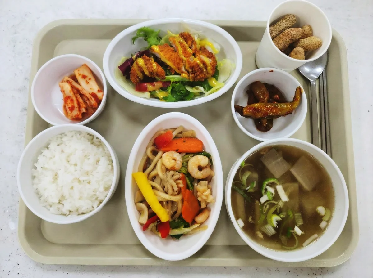 입원병동 영양식단 - 흰쌀밥, 된장국, 돈까스 샐러드, 새우 야채볶음