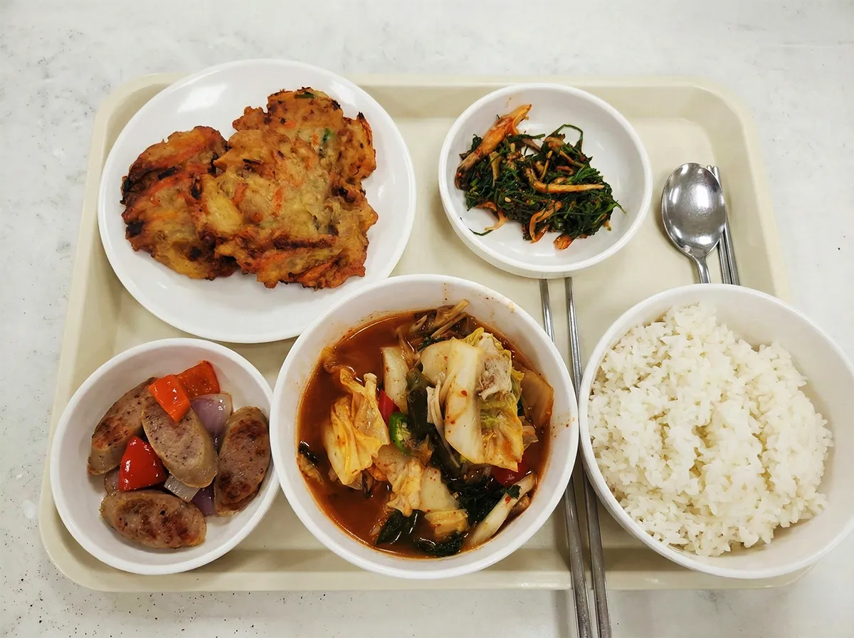 입원병동 영양식단 - 흰쌀밥, 김치찌개, 야채전, 소시지볶음