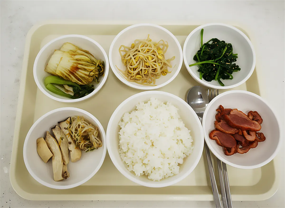 입원병동 영양식단 - 흰쌀밥, 훈제오리, 새송이버섯, 시금치무침